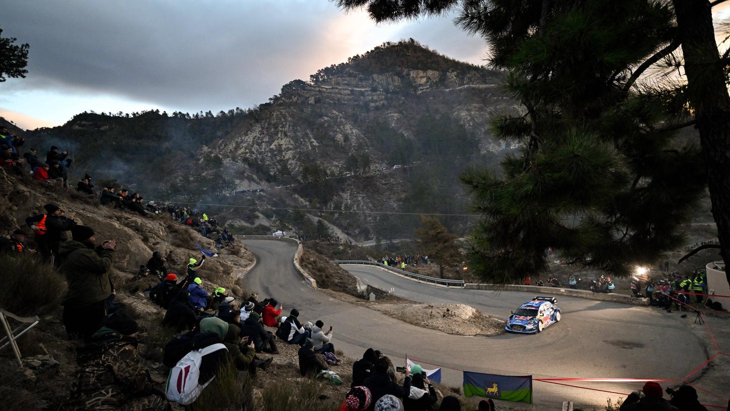 Mit tollen Landschaften, widrigen Witterungsverhältnissen und tückischen Kurven hat Ford-Pilot Jourdan Serderidis bei der Rallye Monte Carlo rechnen müssen - mit einem Pärchen, das sich unmittelbar am Streckenrand miteinander vergnügt, eher nicht.