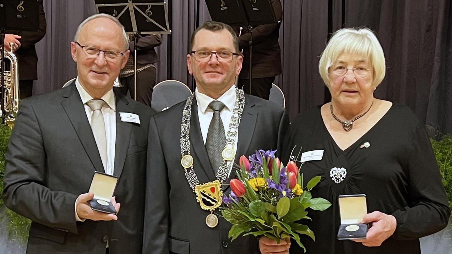 Herbert Jäger (li.) und Ingrid Wendler-Aufrecht haben für „besondere Verdienste um die Gemeinde“ von Bürgermeister Bernd Zimmermann die Bürgermedaille erhalten.