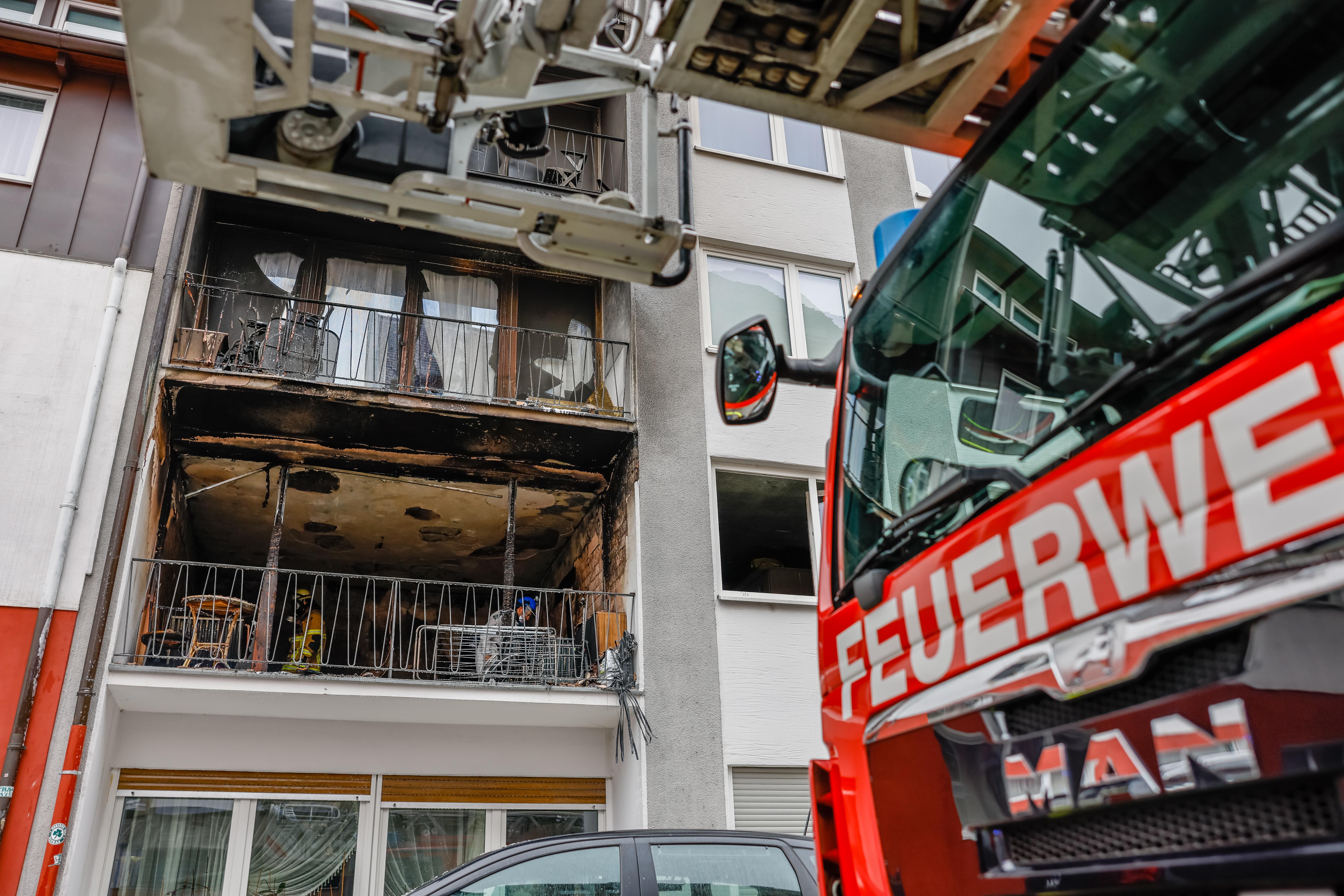 Mehrfamilienhaus in Brand geraten: Insgesamt sechs Verletzte