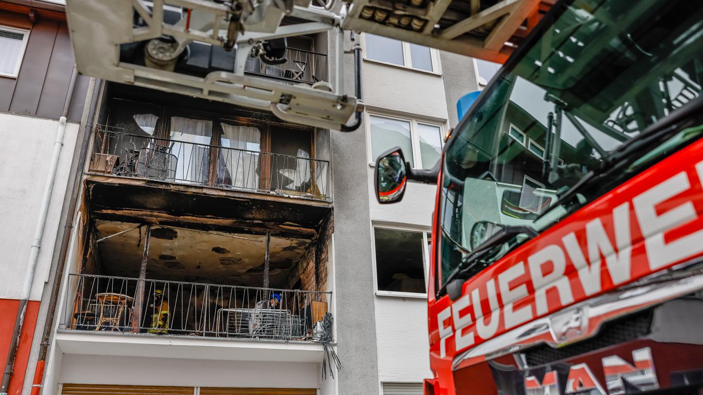 Die Fassade des betroffenen Hauses in der Benno-Mayer-Straße ist nach dem Brand großflächig zerstört.