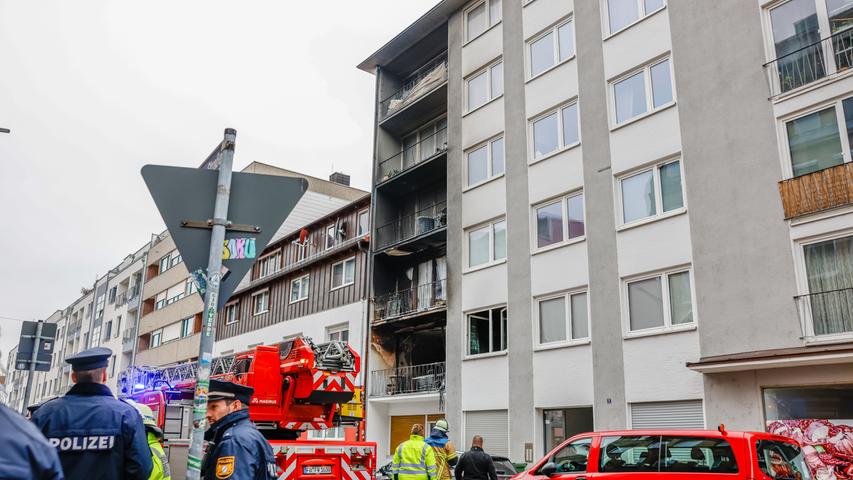 Das Feuer brach gegen 13 Uhr in einem Gebäude in der Benno-Mayer-Straße aus.
