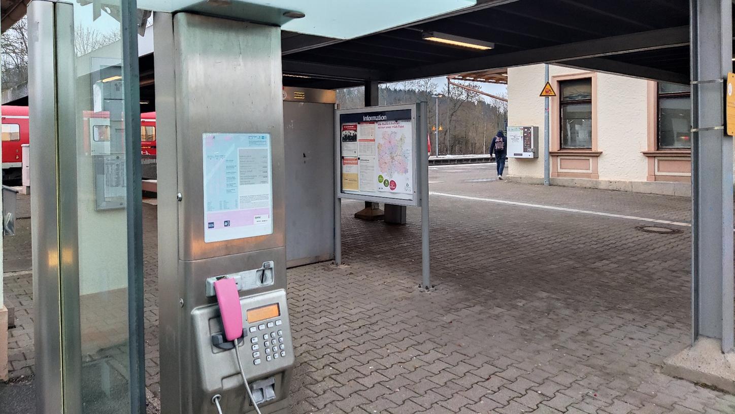 Am Bahnhof (Bild) und am Marktplatz gibt es derzeit noch Telefonzellen in Pegnitz.