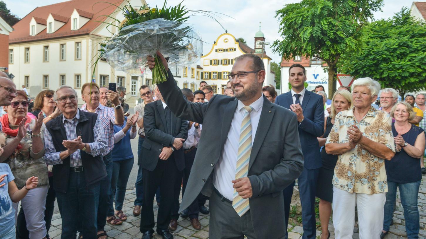 Allersbergs Bürgermeister Daniel Horndasch bei seinem Wahlsieg 2017. Der neue Wahltermin ist nun umstritten - die Opposition kritisiert "wahltaktisches Geplänkel" und ein Überrumpelungsmanöver.
