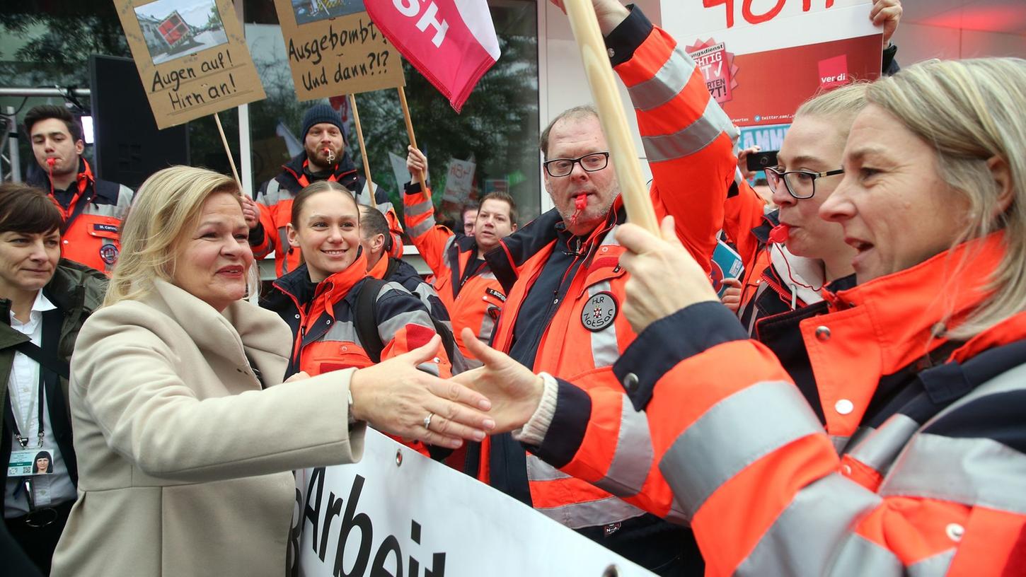 Nancy Faeser begrüßt vor dem Kongresshotel in Potsdam Gewerkschafter, die an einer Kundgebung zum Auftakt der Tarifverhandlungen teilnehmen.