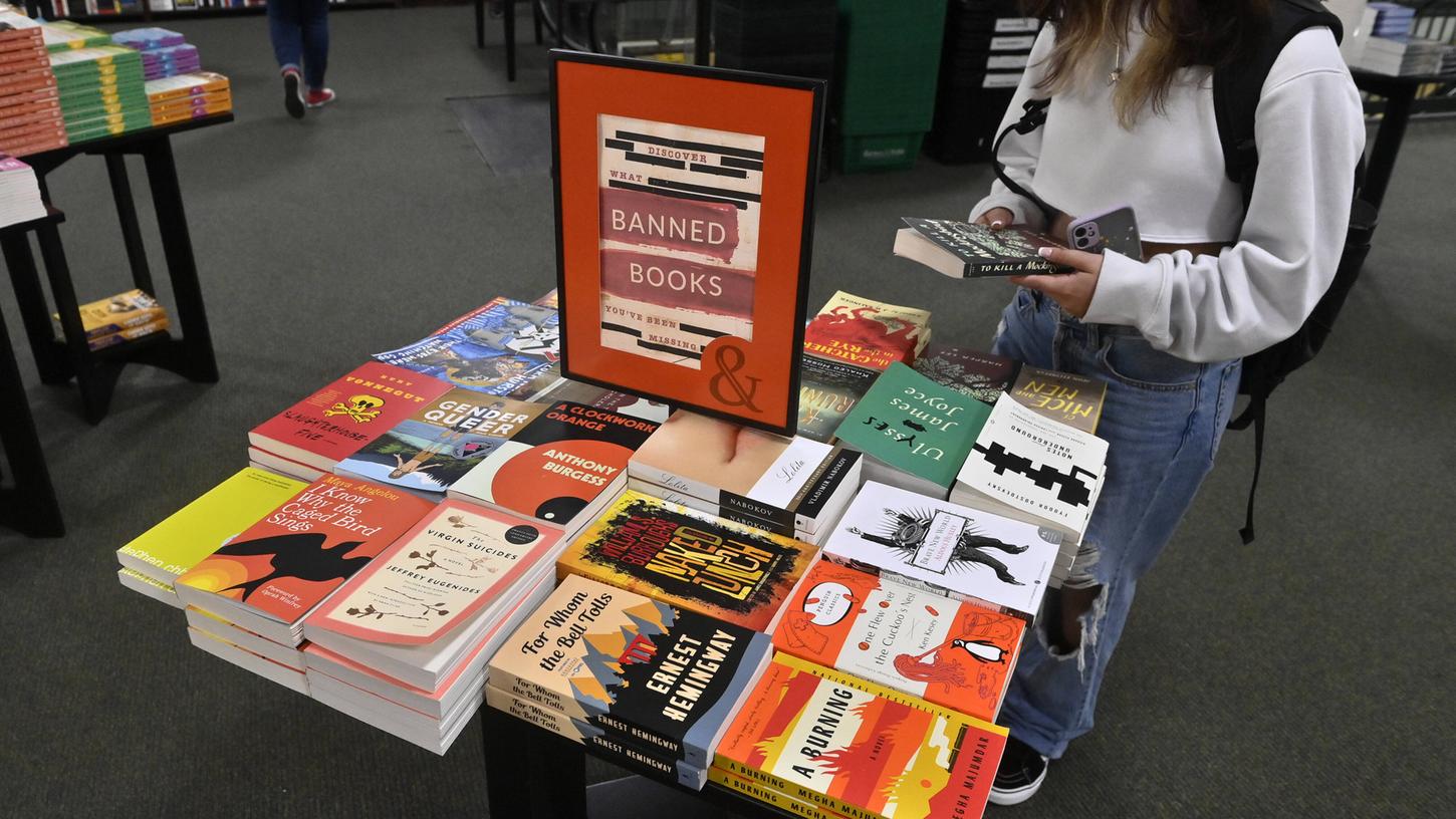 Buchläden wie "Barnes & Nobles" in New York stellen die "zensierten" Bücher auf einem "verbotene Bücher"-Tisch aus. Buchläden wie "Barnes & Nobles" in New York stellen die "zensierten" Bücher auf einem "verbotene Bücher"-Tisch aus.