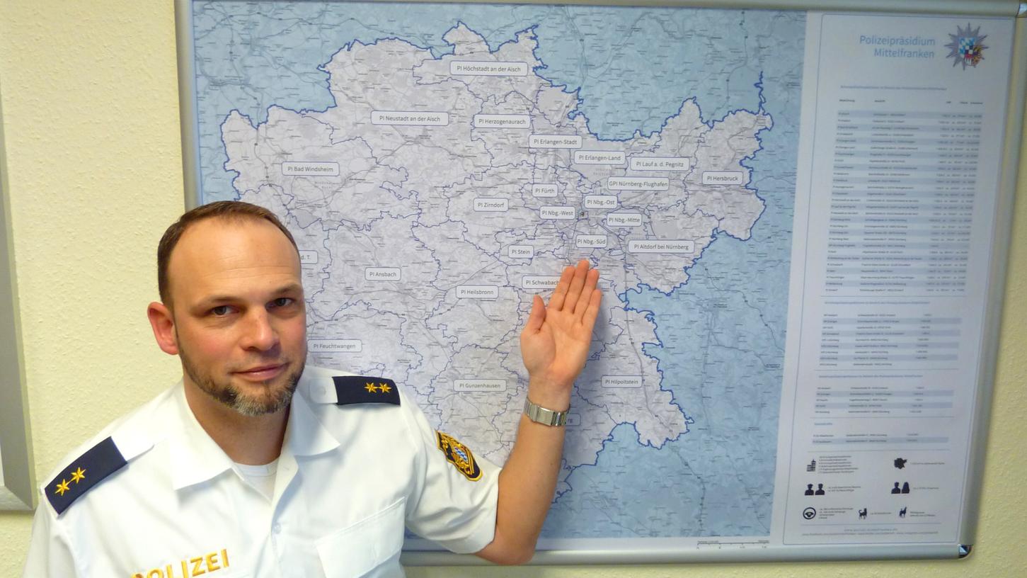 Markus Feder vor der Karte, die das Zuständigkeitsgebiet des mittelfränkisches Polizeipräsidiums zeigt.