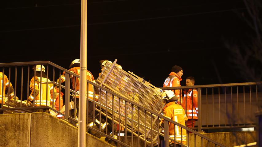 Die Feuerwehr wurde ebenfalls hinzugezogen, um Überstiegshilfen aufzubauen, damit die Passagiere auf den Bahnsteig konnten.
