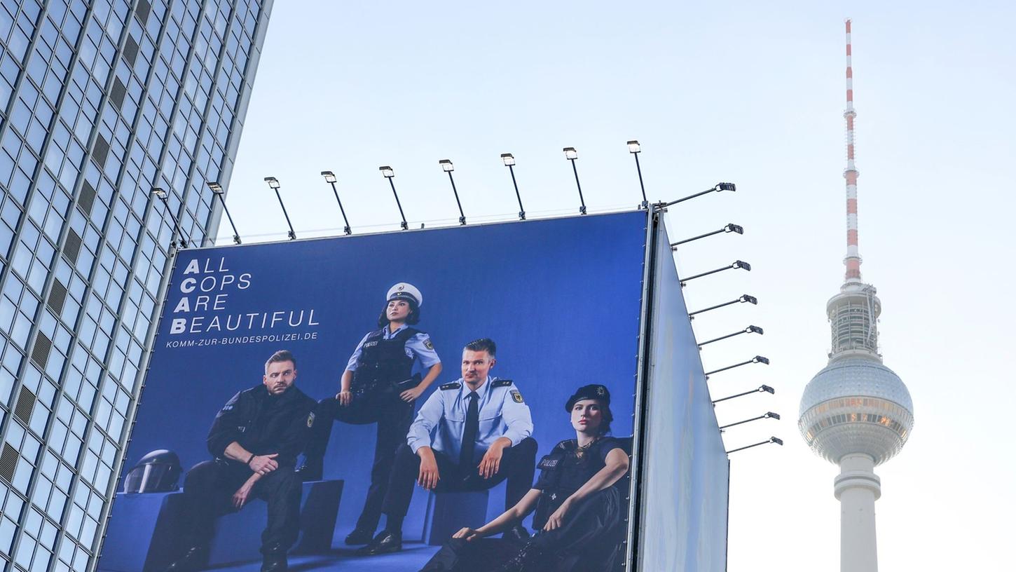 Mit einem riesigen Transparent und der Aufschrift "All Cops Are Beautiful" (Alle Polizisten sind schön) wirbt die Bundespolizei in Sichtweite des Fernsehturms um Nachwuchs.