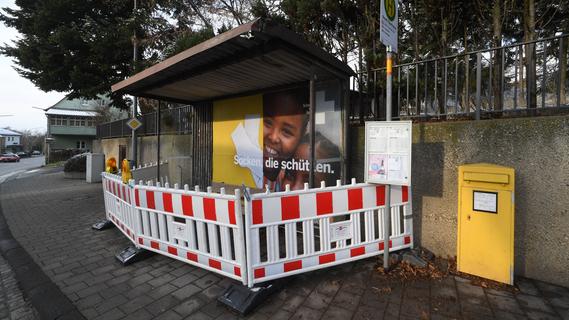 Ziemlich schlechter Zustand: Buswartehäuschen in Reuth musste gesperrt werden