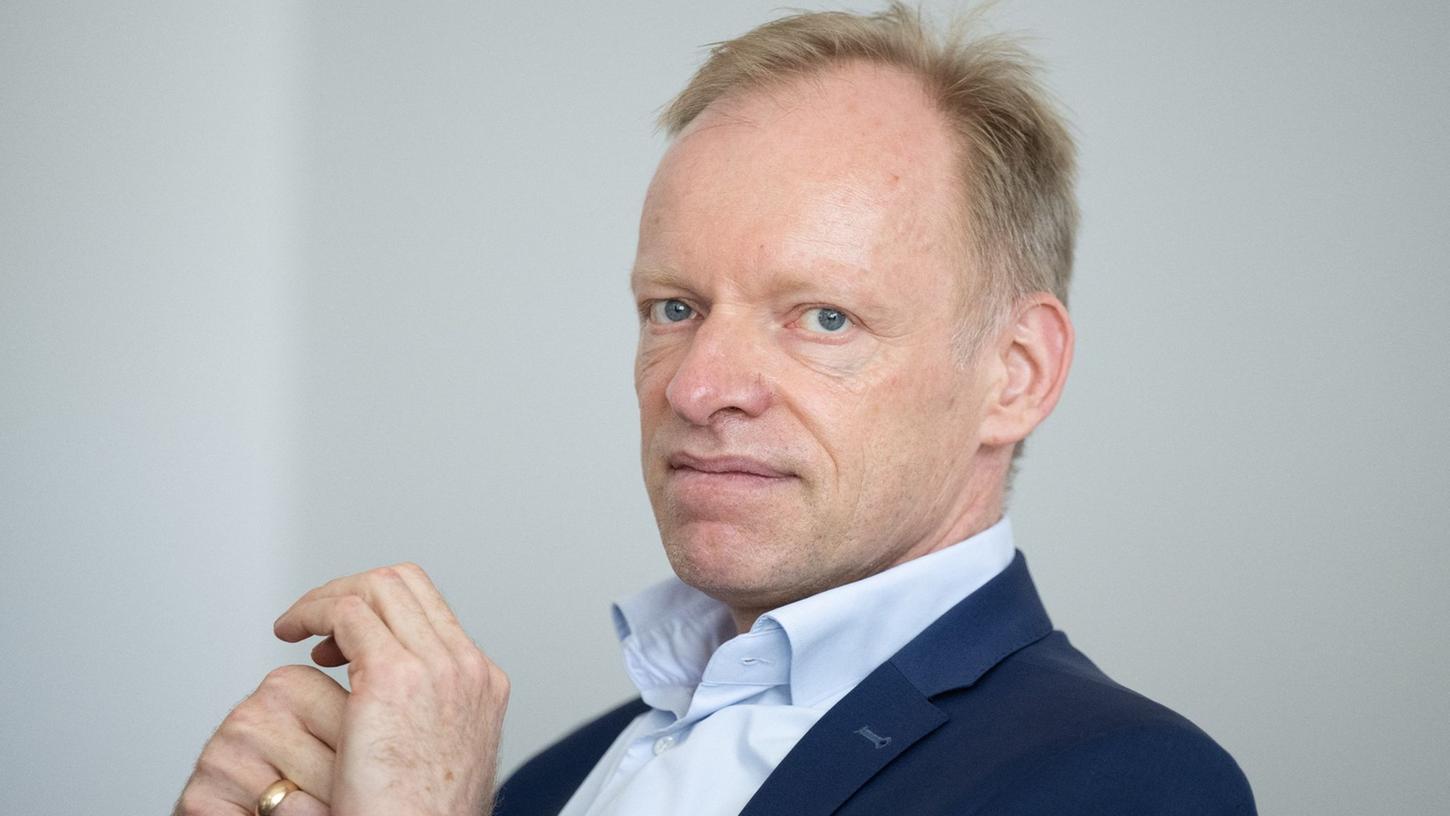 Der Präsident des Ifo-Instituts Clemens Fuest konstatiert eine bessere Stimmung bei den Unternehmen in Deutschland als 2022.