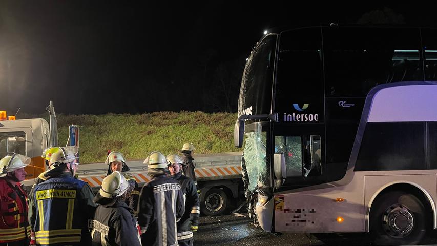 Der Bus aus Belgien war auf dem Rückweg von einem Schulausflug, als er auf der A3 in Richtung Würzburg im Bereich einer Nachtbaustelle gegen den abgestellten Verkehrssicherungsanhänger fuhr. 