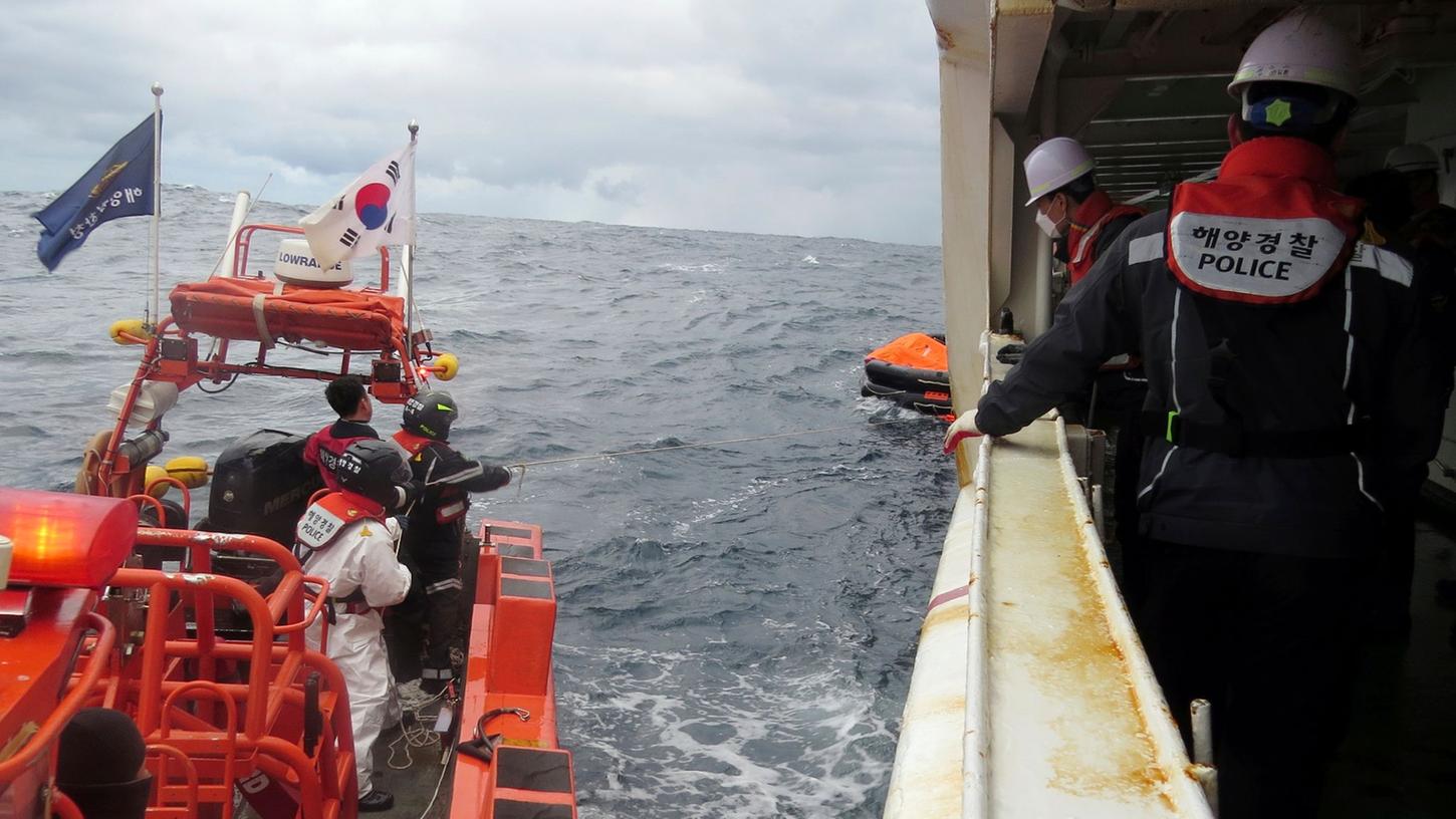 Südkoreanische Küstenwache bei einer Suchaktion nach Besatzungsmitgliedern eines Frachtschiffs, das in den Gewässern zwischen Südkorea und Japan gesunken war.