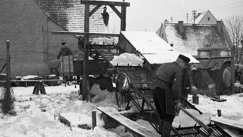 Arbeiter schlagen Eisblöcke aus dem See. Mehr reizvolle historische Bilder aus allen Jahreszeiten in Fürth gibt es hier.
