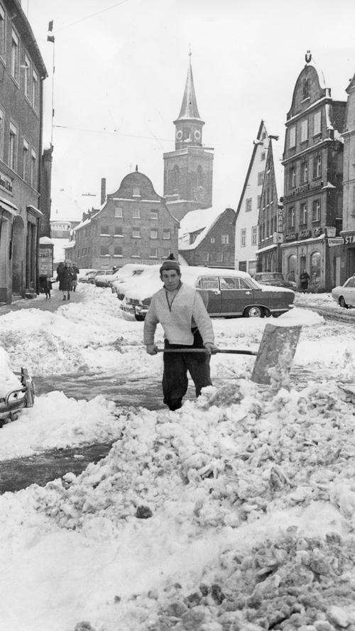 Anfang Januar 1969 sah sich Fürth mit wahren Schneemassen konfrontiert. Hier am Grüner Markt.
