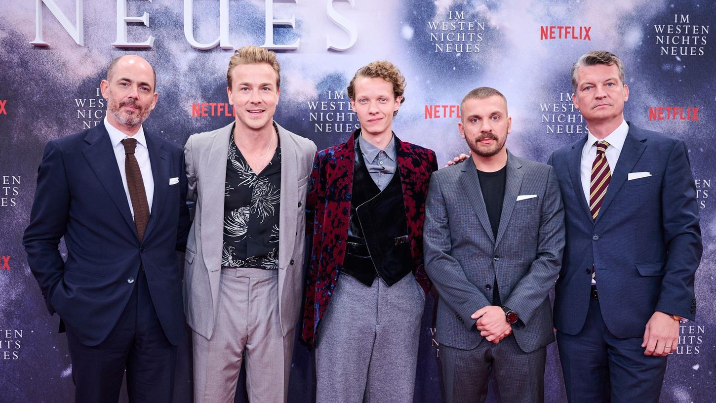 Regisseur Edward Berger (l-r), die  Schauspieler Albrecht Schuch, Felix Kammerer und Edin Hasanovic sowie Produzent Malte Grunert bei der Premiere ihres Films "Im Westen nichts Neues" in Berlin.