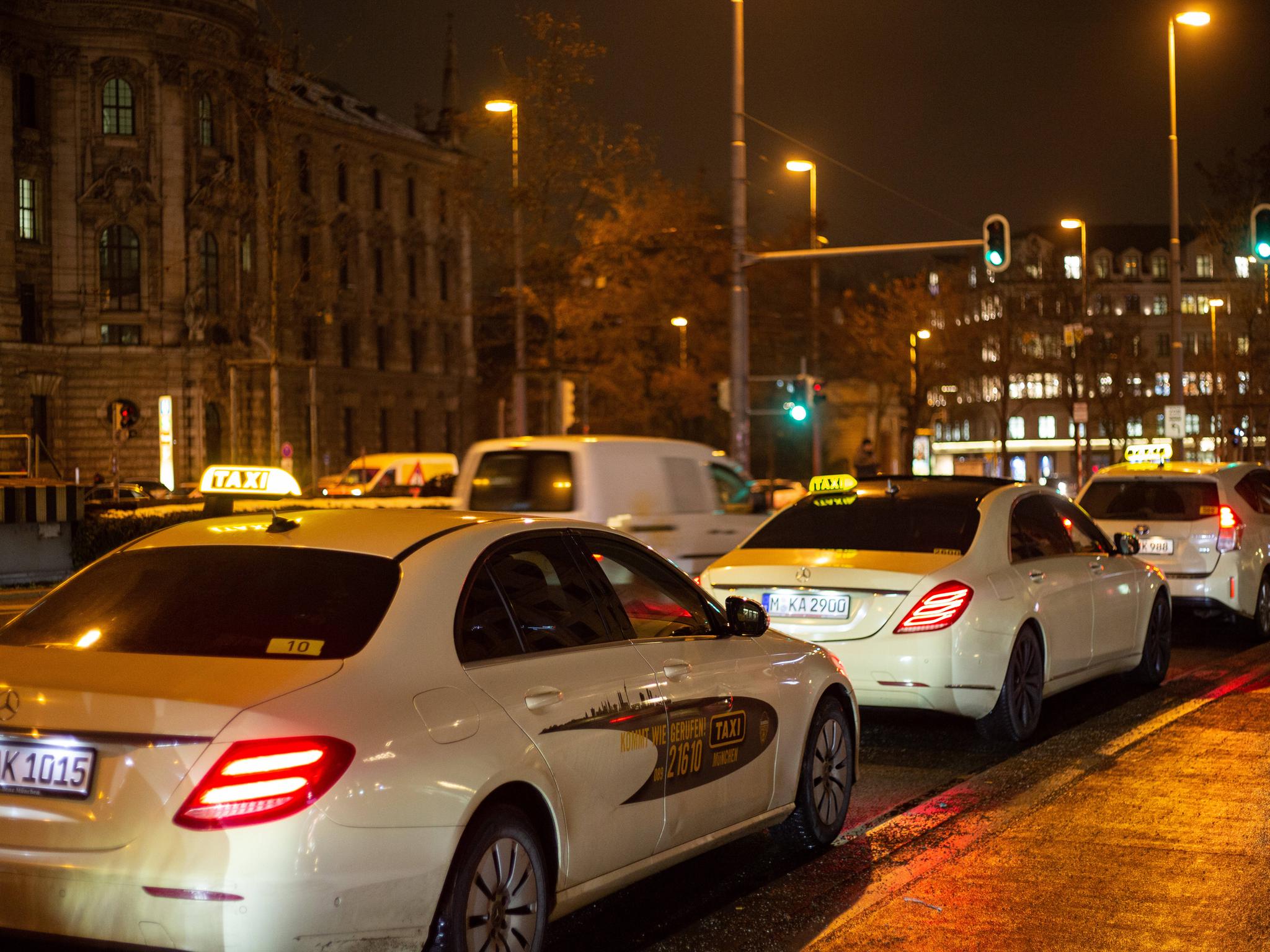 Blinkende rote Lichter im Taxi-Schild? Der Fahrer ist in Gefahr