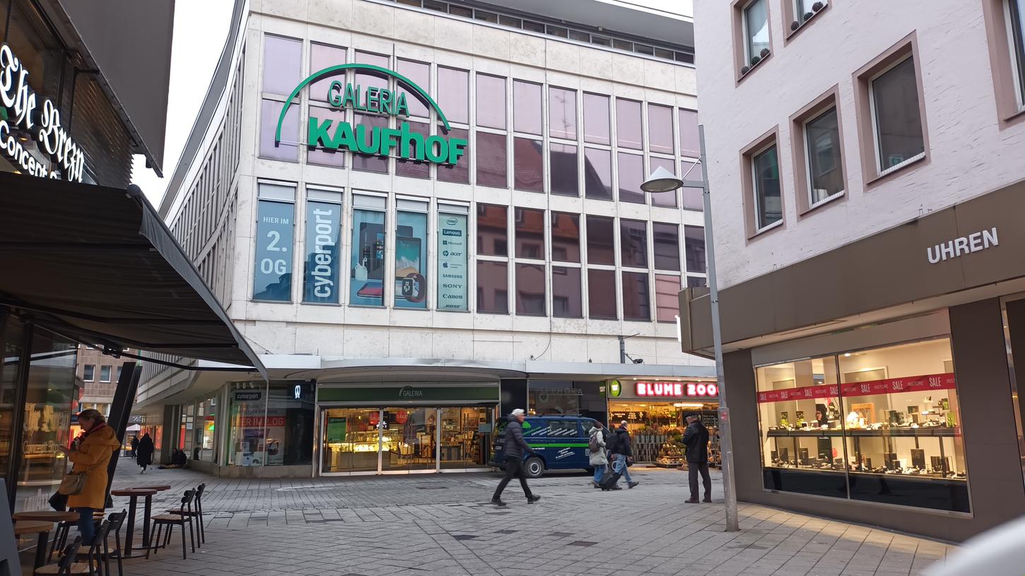 Die Galeria Kaufhof-Filiale in der Königsstraße in Nürnberg. Seit November sind die Mitarbeitenden der insolventen Kaufhauskette Galeria im Ungewissen darüber, wie es weitergeht.