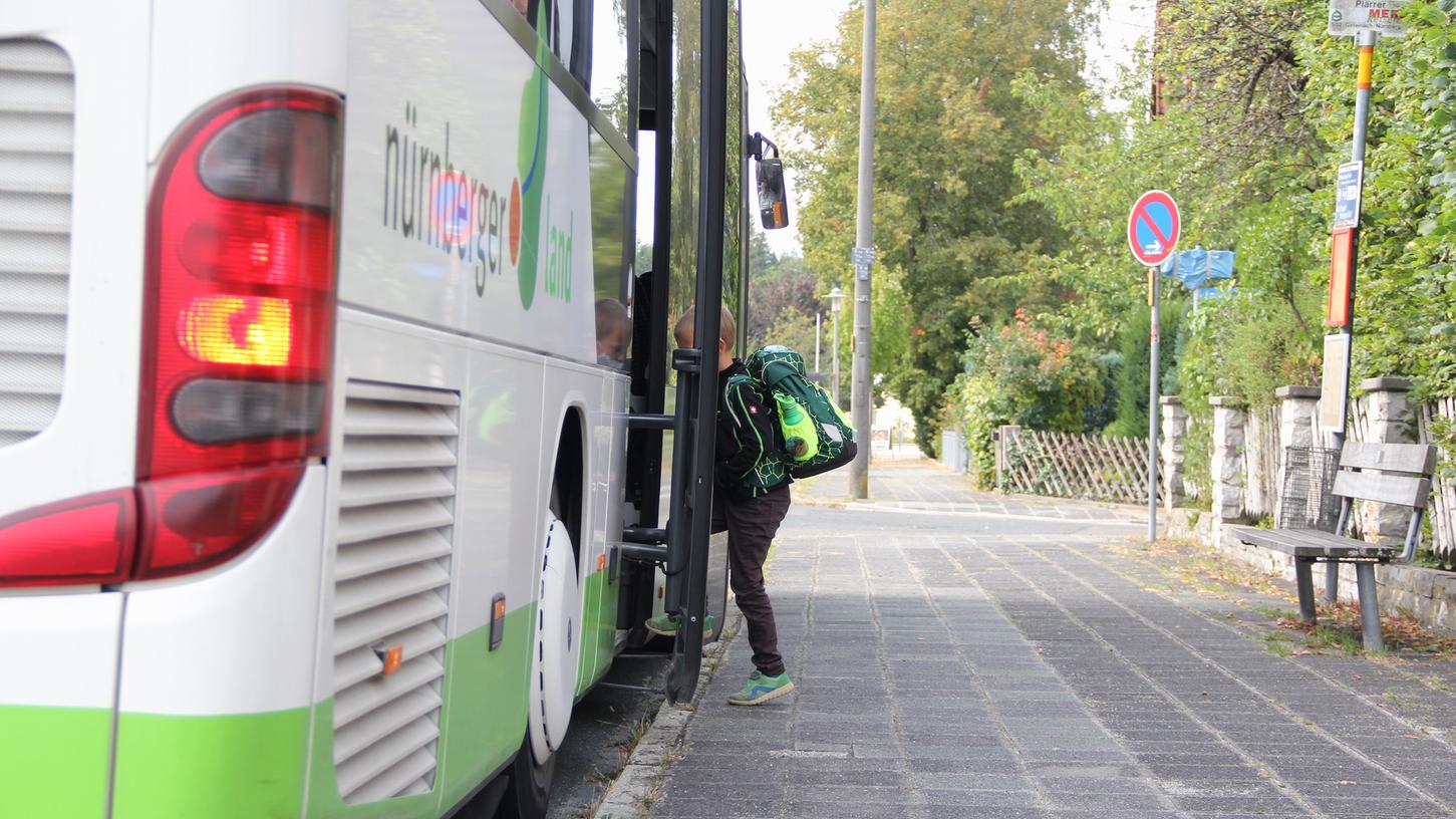Wie es mit der Schülerbeförderung von Lindelburg und Pfeifferhütte nach Schwarzenbruck weitergeht ist vorläufig offen. Eigentlich soll der Schulbusverkehr nur noch bis Ende 2024 laufen und dann in den ÖPNV integriert werden. Kritiker wollen das verhindern.