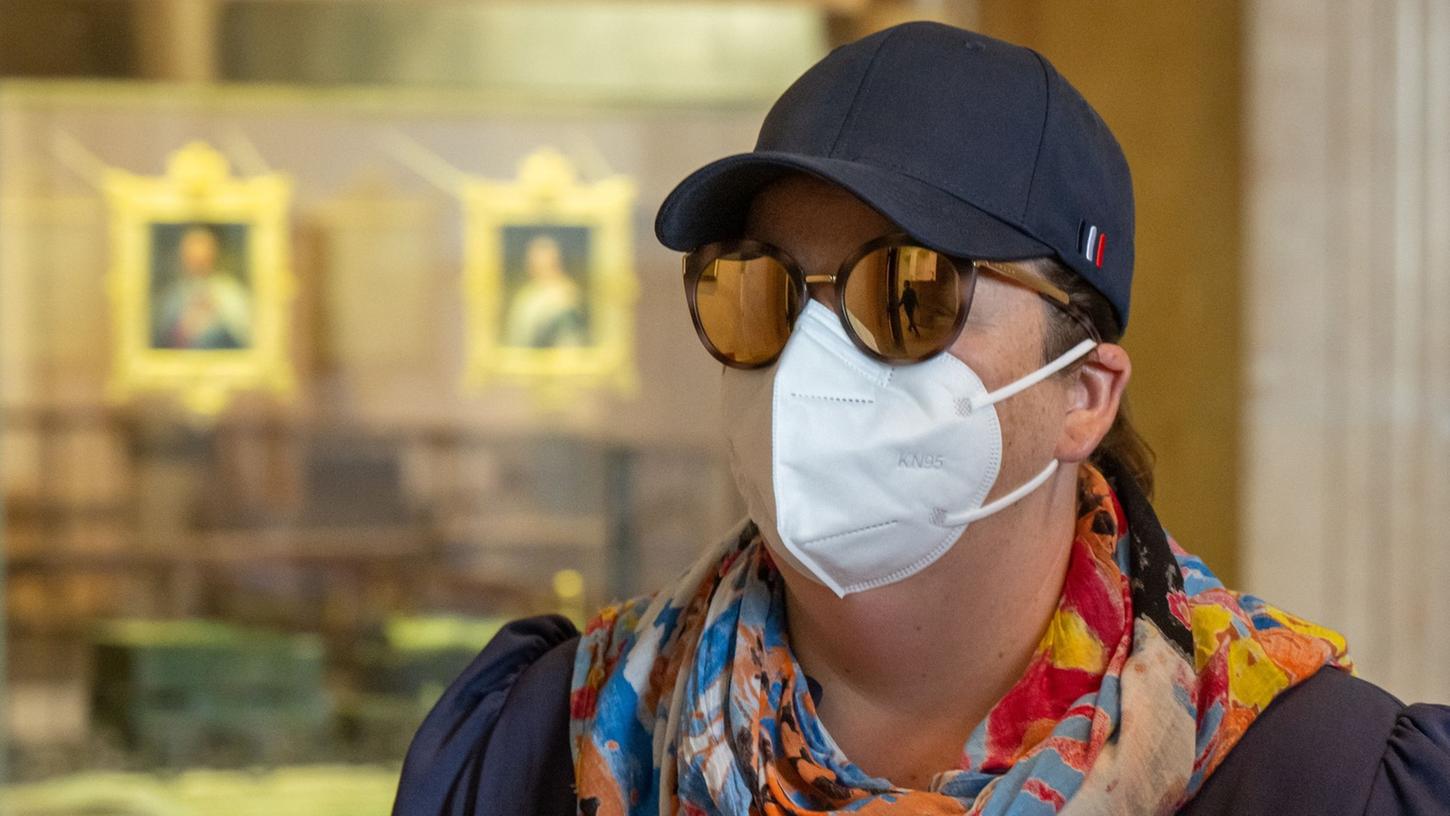 Zum Masken-Untersuchungsausschuss kam Andrea Tandler verhüllt mit FFP2-Maske, Baseball-Kappe und Sonnenbrille.

