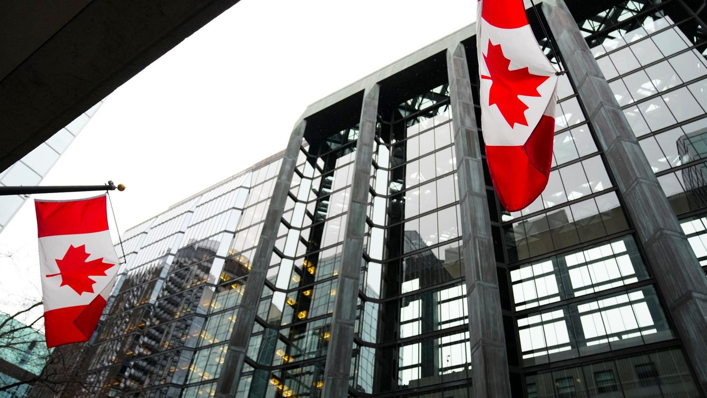 Die Nationalflagge von Kanada weht vor dem Gebäude der Bank of Canada. Die Notenbank hebt noch einmal den Leitzins an.