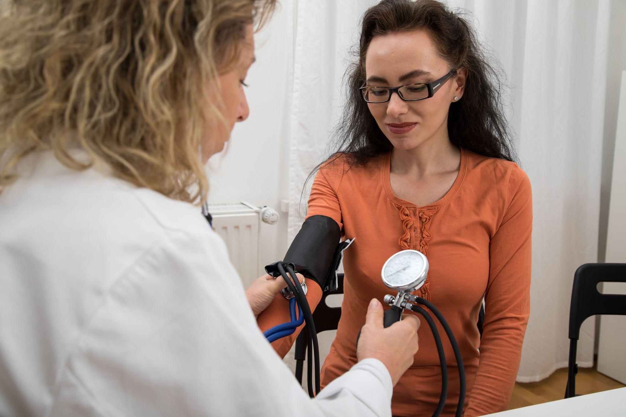 Am besten unter ärztlicher Betreuung Fasten.