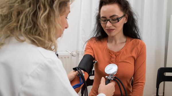 Am besten unter ärztlicher Betreuung Fasten.