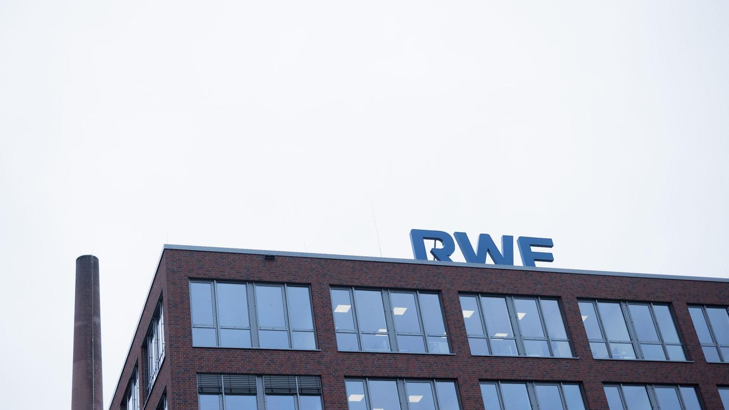 Das Logo von RWE auf dem Dach der Zentrale in Essen: Der Konzern hat vorläufige Zahlen aus dem Jahr 2022 vorgelegt.