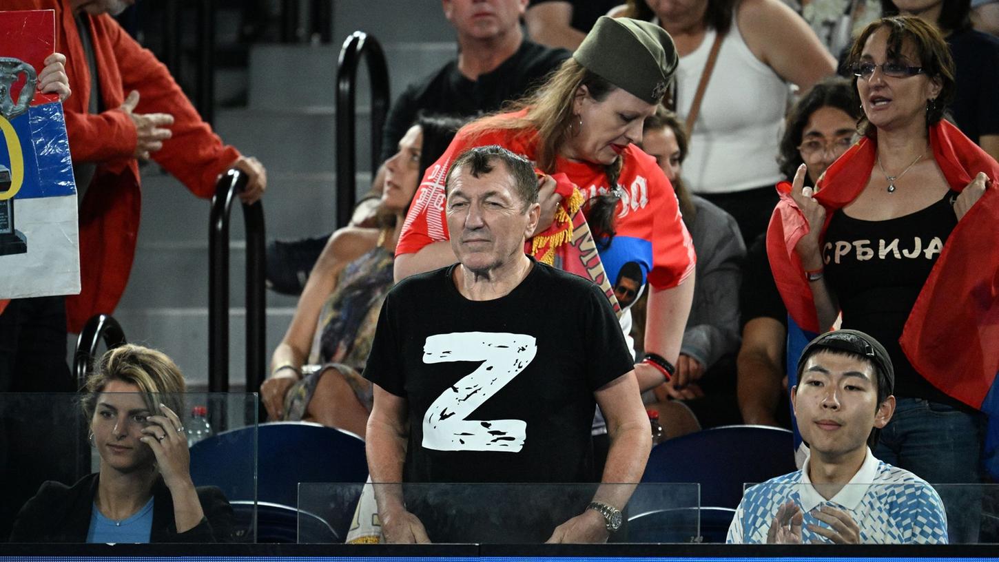 Ein Mann in einem T-Shirt mit dem einem weißen Z als Aufschrift.