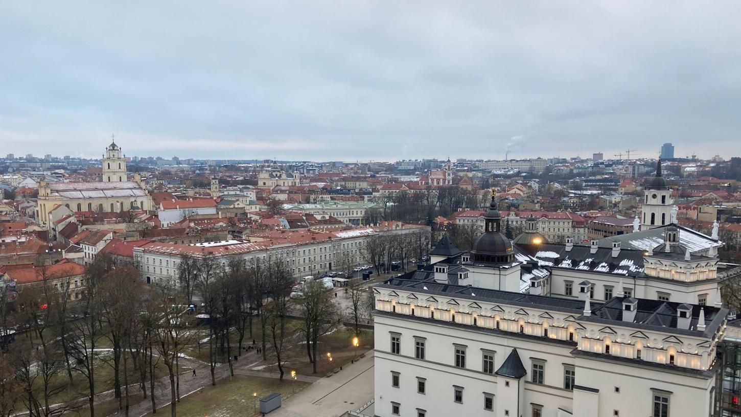 Panoramablick vom Gediminas-Turm auf die Altstadt von Vilnius. Im Vordergrund ist der Großfürstenpalast zu sehen.