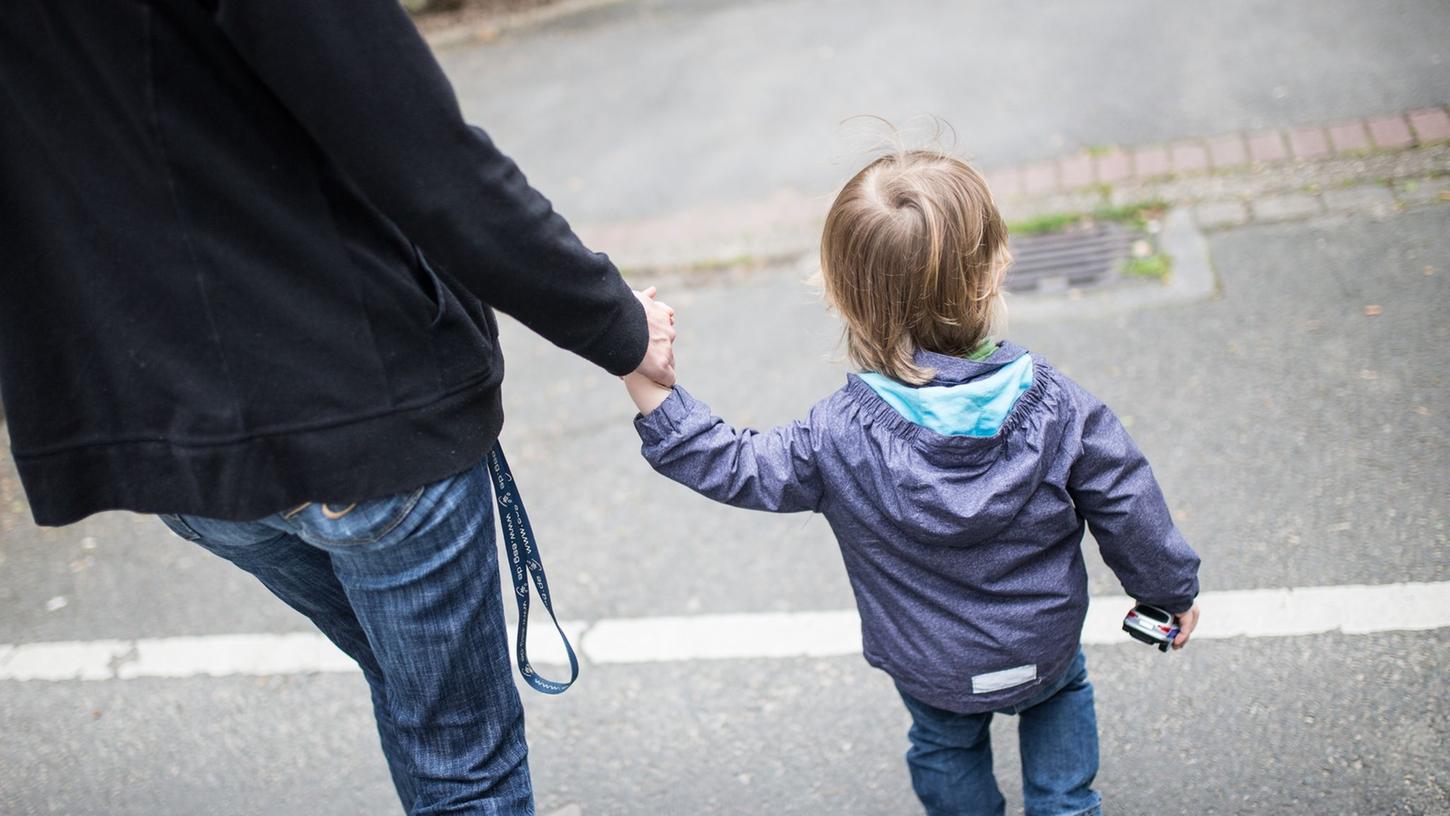 Knapp 2,9 Millionen Kinder und Jugendliche waren laut Bertelsmann Stiftung 2021 bundesweit von Armut bedroht - das entspricht einem Anteil von 20,8 Prozent.