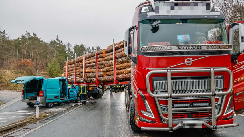 Kleintransporter kracht in Holz-Laster: Zwei Verletzte nach Unfall in Franken