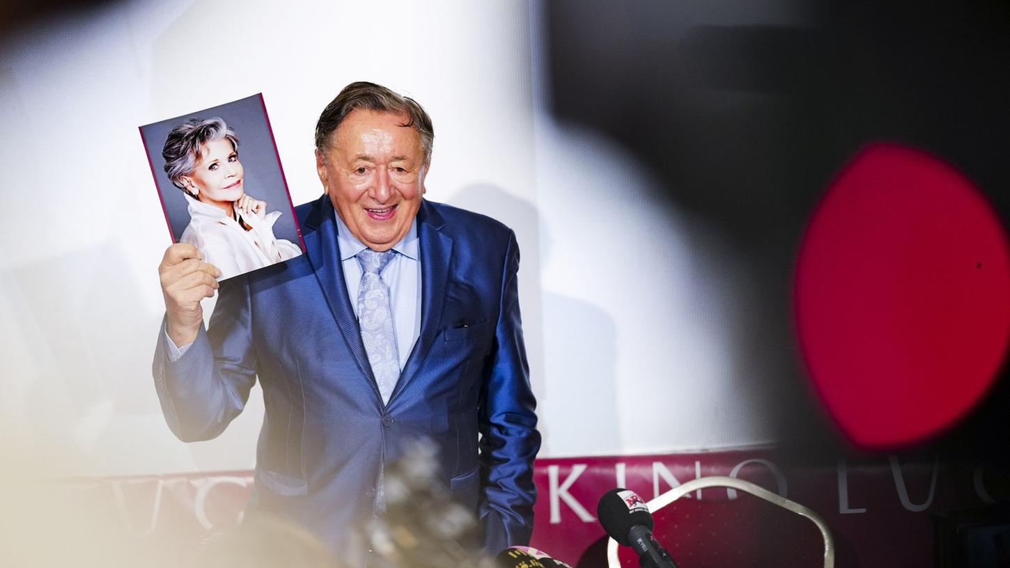 Richard "Mörtel" Lugner, Bauunternehmer aus Österreich, zeigt ein Foto der US-Schauspielerin Jane Fonda, seiner diesjährigen Begleitung auf dem Opernball. Richard "Mörtel" Lugner, Bauunternehmer aus Österreich, zeigt ein Foto der US-Schauspielerin Jane Fonda, seiner diesjährigen Begleitung auf dem Opernball.