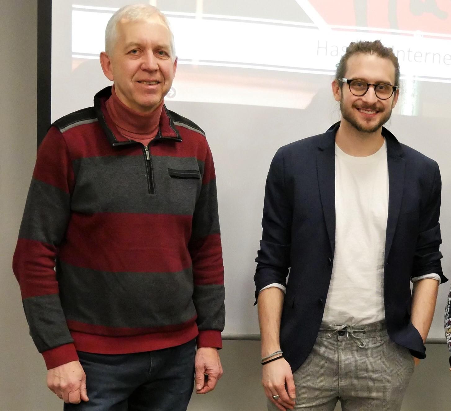 Veranstalter und Fachmann: Martin Bosch (links) vom Verein gunnnet und der Medienpädagoge Christian Gürtler in der Stadt- und Schulbücherei.
 
