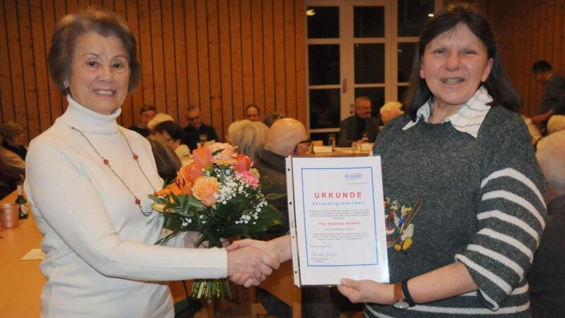 Heidelinde Streibich wurde für über 30 Jahre Kursleitung im Seniorentanz ausgezeichnet. Zudem wurde sie zum Ehrenmitglied des Kneippvereins Neumarkt ernannt.