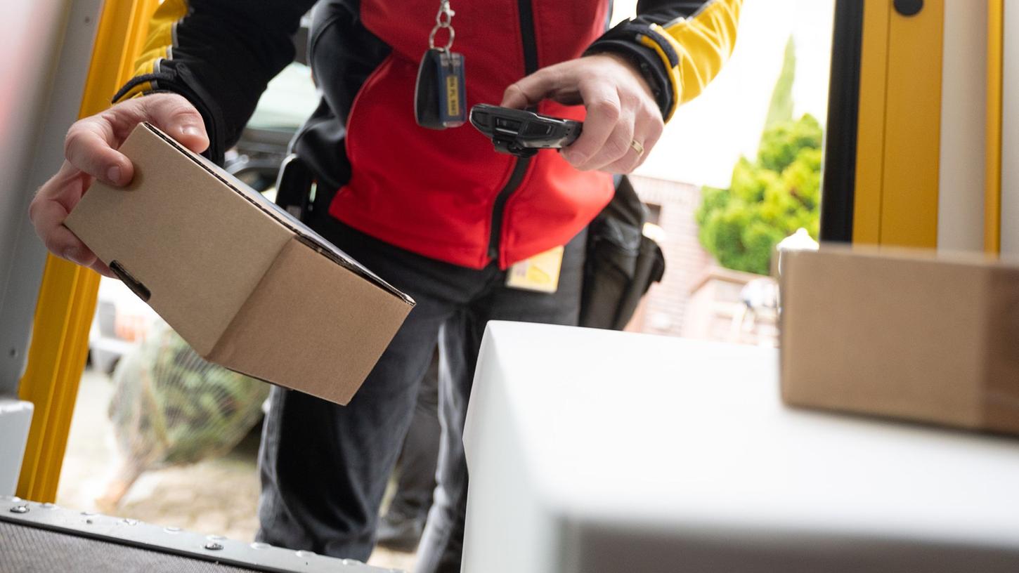 Die Angeklagte hat für ein Subunternehmen der Post gearbeitet und dabei in nachweislich 37 Fällen heimlich Sendungen "in die eigene Tasche" abgezweigt. Die Angeklagte hat für ein Subunternehmen der Post gearbeitet und dabei in nachweislich 37 Fällen heimlich Sendungen "in die eigene Tasche" abgezweigt.