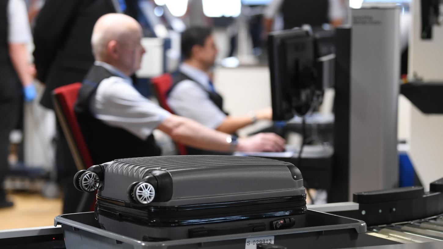 Die Kontrolleure an der Sicerheitsschleuse sind die letzte Instanz zwischen dem Passagier und dem Jet. Die Kontrolleure an der Sicerheitsschleuse sind die letzte Instanz zwischen dem Passagier und dem Jet.