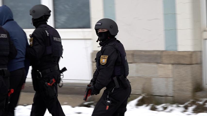 Trainingseinheit in Oberfranken: Polizei übt in voller Montur und mit Waffen