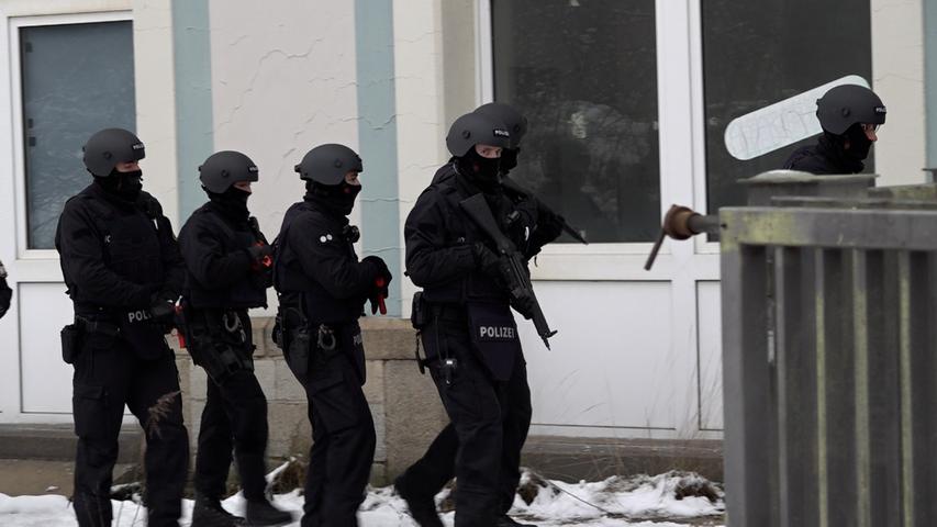Trainingseinheit in Oberfranken: Polizei übt in voller Montur und mit Waffen