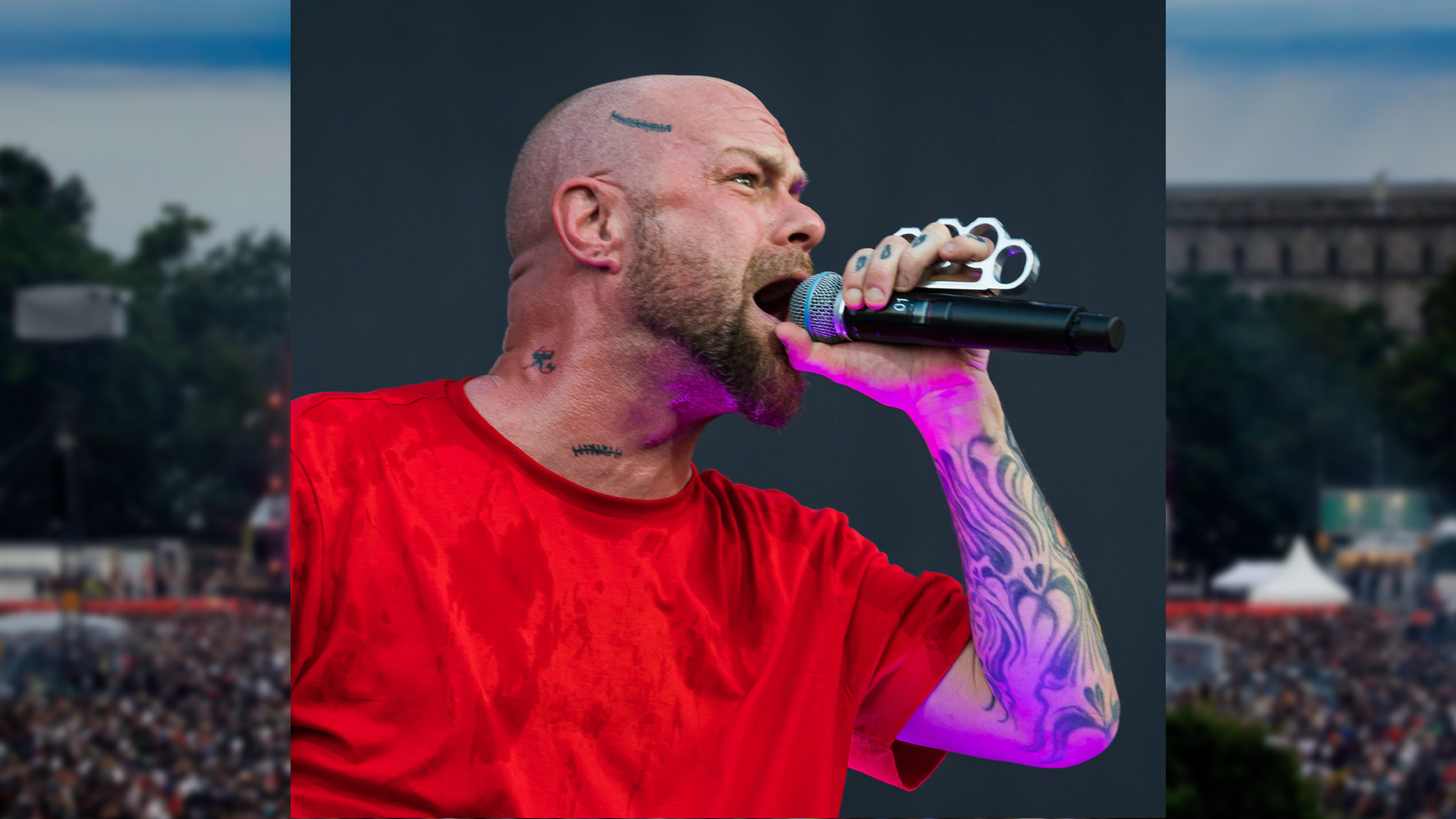 Der Frontmann der Metal Band Five Finger Death Punch bei einem Auftritt.