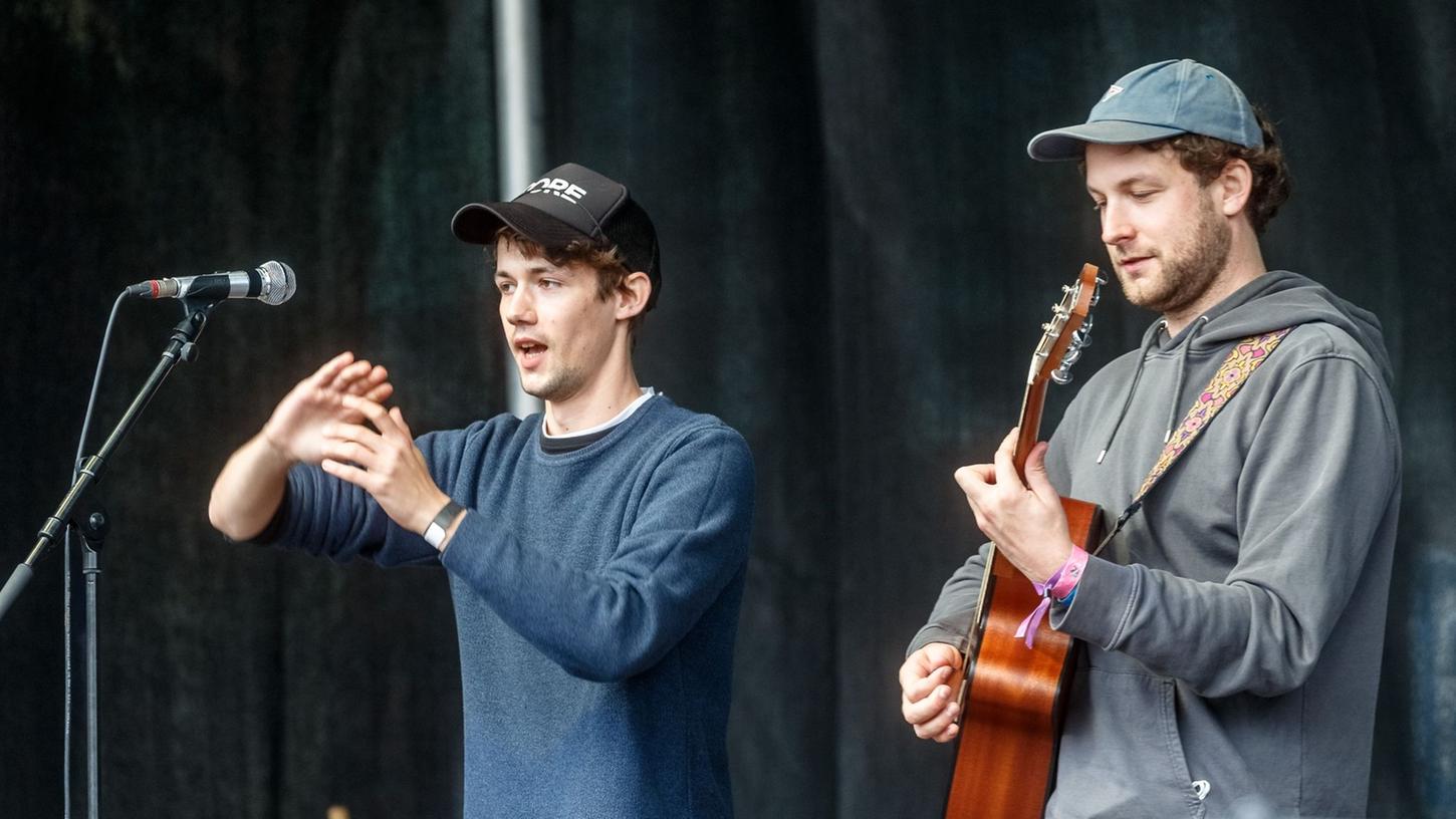 Die Musiker Henning May (l) und Christpher Annnen von AnnenMayKantereit.