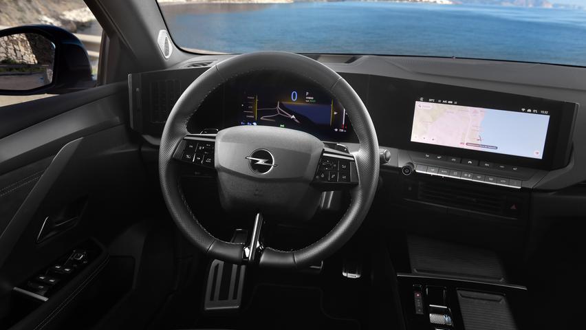 GSe-Cockpit: Digitales Fahrerinstrumentarium, Touchscreen - und auch noch physische Bedienelemente.