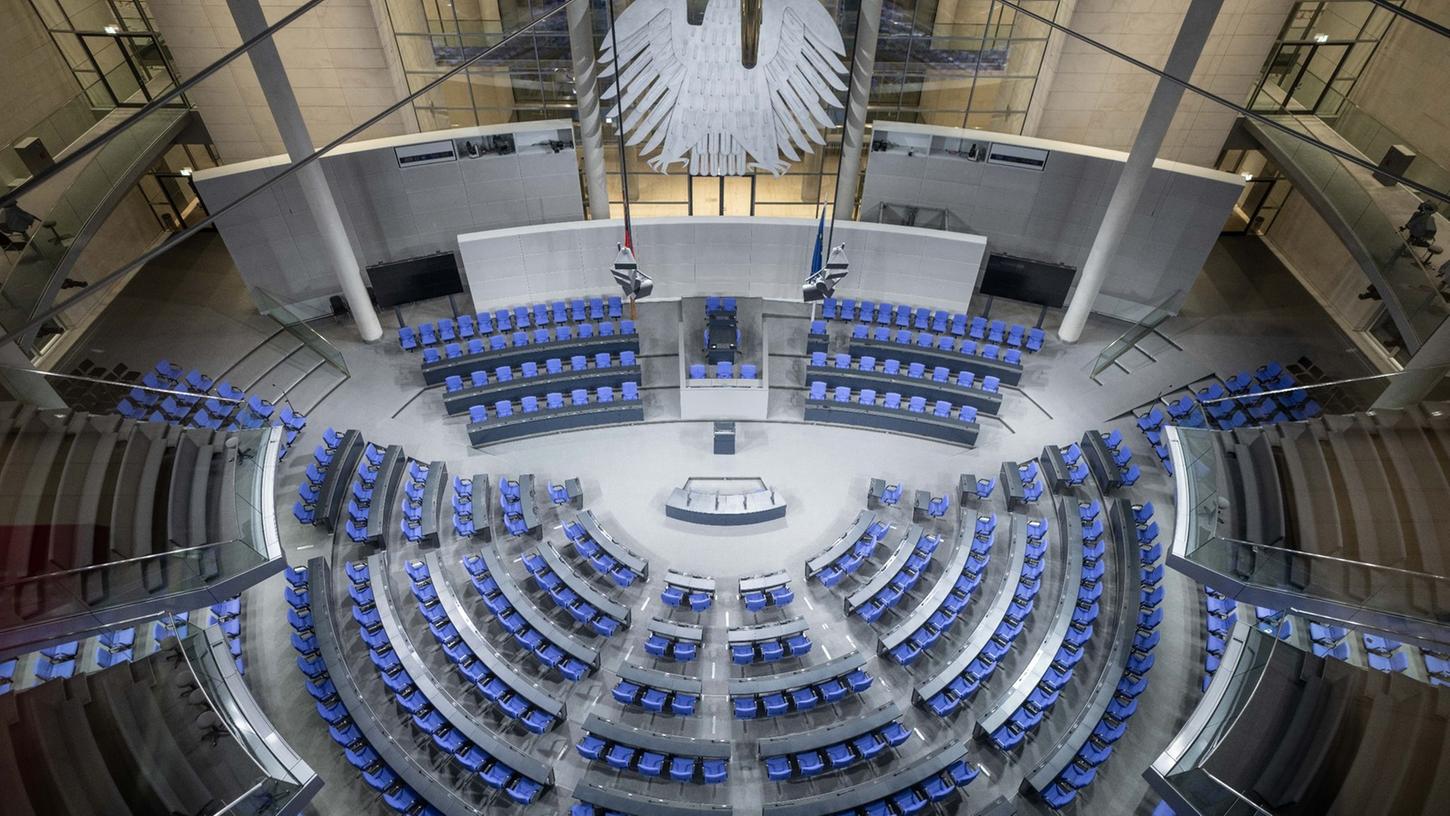 Blick in den Plenarsaal des Bundestags im Reichstagsgebäude.