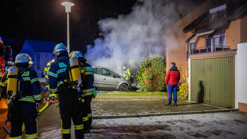 Da das Fahrzeug in unmittelbarer Nähe zu einem Mehrfamilienhaus stand, wurde neben der Feuerwehr Roßtal auch die Feuerwehr Stein alarmiert.