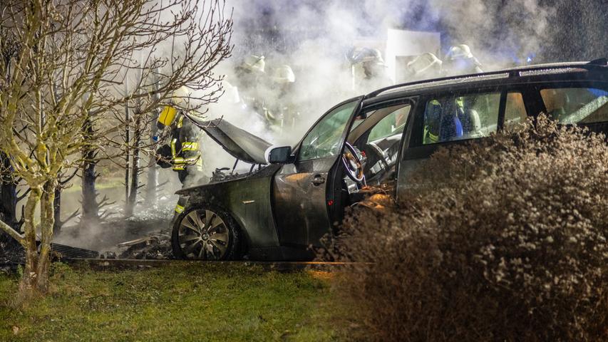 War es Brandstiftung? Auto brennt mitten in Wohngebiet im Kreis Fürth