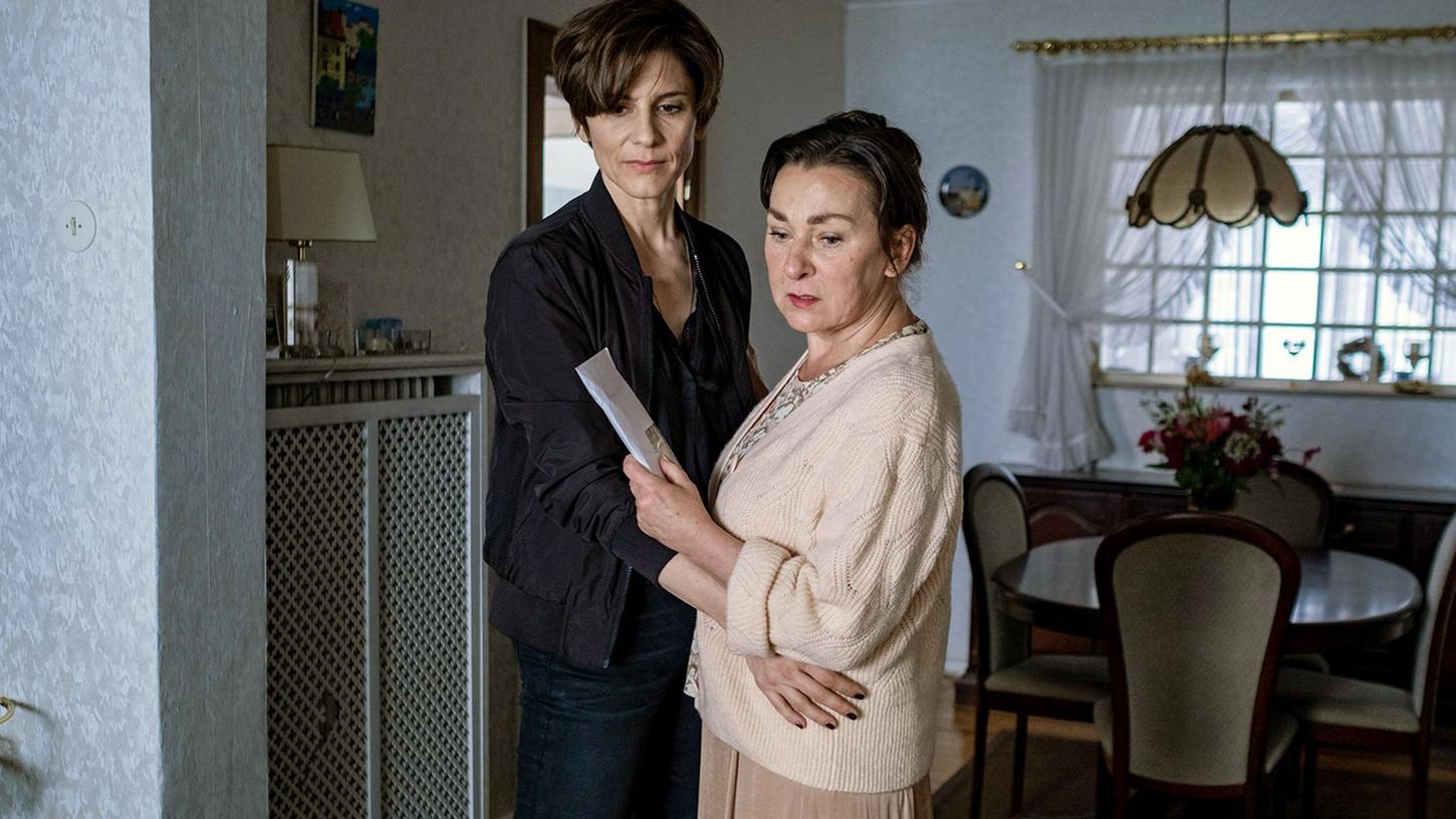 Judith (Christina Hecke, l) hat keine Ahnung, wie tief ihre Mutter Karen (Steffi Kühnert) in den Fall Camille Bartell verwickelt ist.