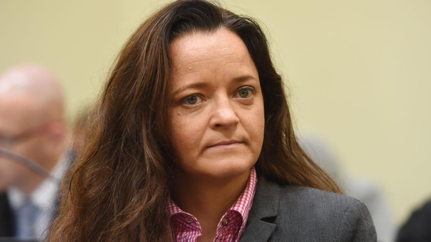 Die damals als Mittäterin der rechtsextremen NSU angeklagte Beate Zschäpe sitzt im Gerichtssaal. Die damals als Mittäterin der rechtsextremen NSU angeklagte Beate Zschäpe sitzt im Gerichtssaal.