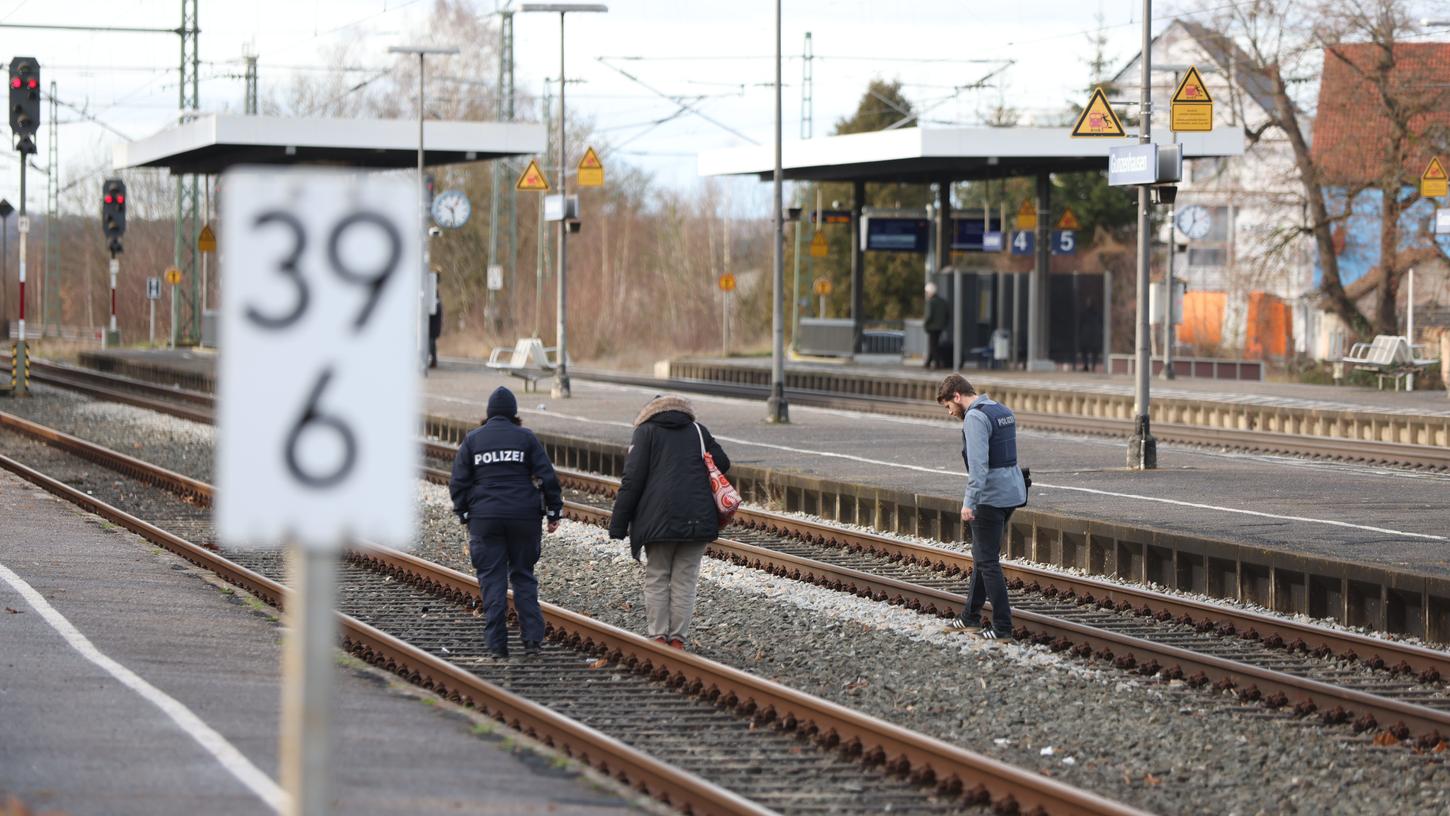 Am Silvestermorgen wurde an Gleis 2 die Leiche eines 23-Jährigen gefunden. Mitarbeiter der Ansbacher Kriminalpolizei und der Gunzenhäuser Polizei suchen die Bahngleise ab.