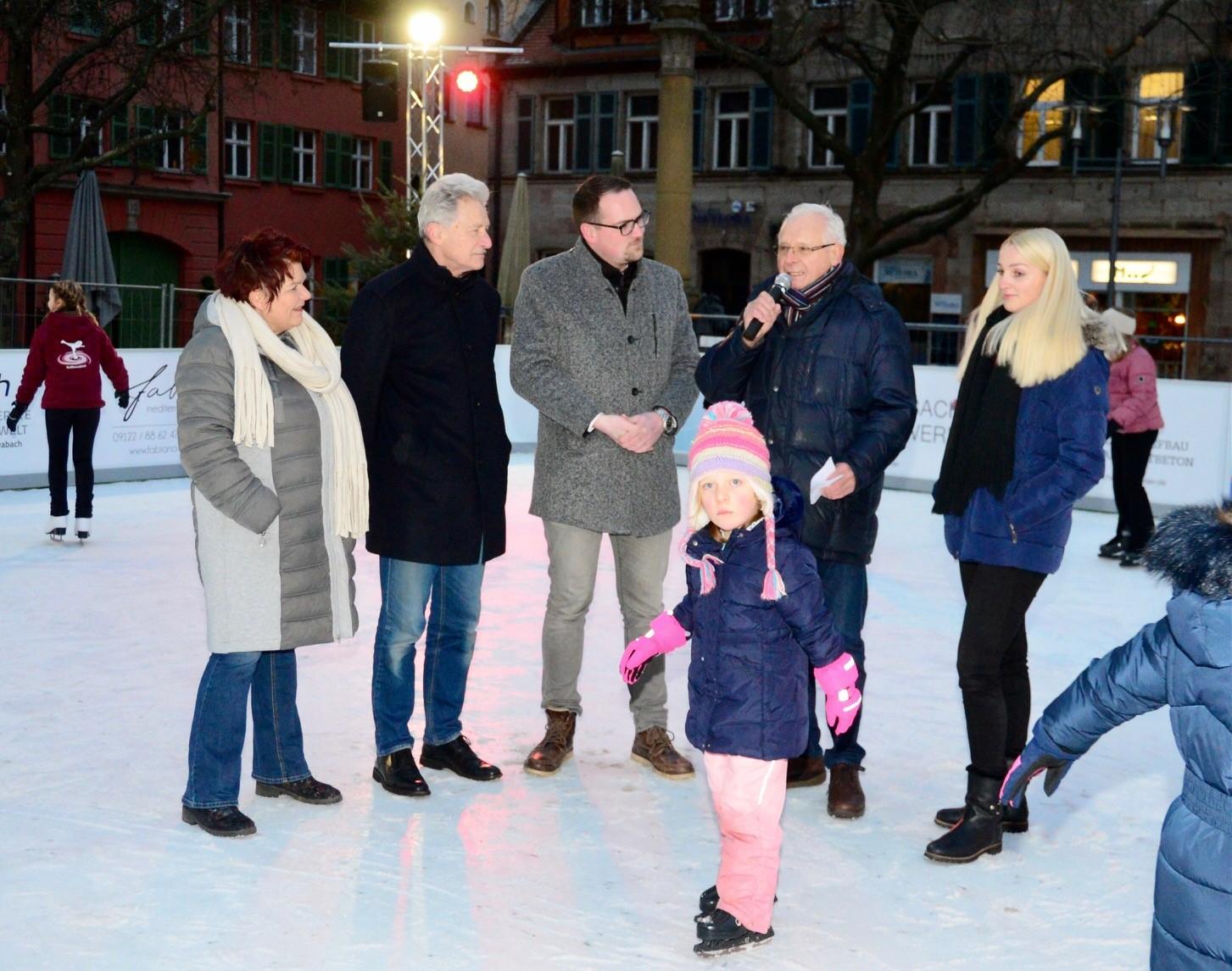 In Schwabach hat das Winterdorf samt Eislaufbahn Eiszeit wieder geöffnet