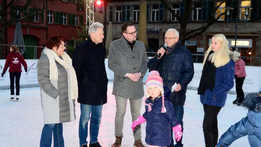 Oberbürgermeister Peter Reiß hat die Eisbahn zusammen mit Rudi Nobis, den Stadtratsmitgliedern Carolin Linner und Stadtjugendring-Vorsitzender Magdalena Reiß offiziell ihrer vorübergehenden Bestimmung übergeben.