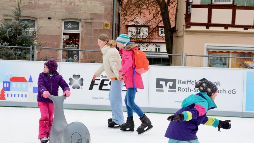 Die Eislaufbahn hat sonntags bis donnerstags von 13 bis 19 Uhr sowie freitags und samstags von 13 bis 20 Uhr geöffnet. Das Winterdorf geht jeweils eine Stunde früher an den Start.
